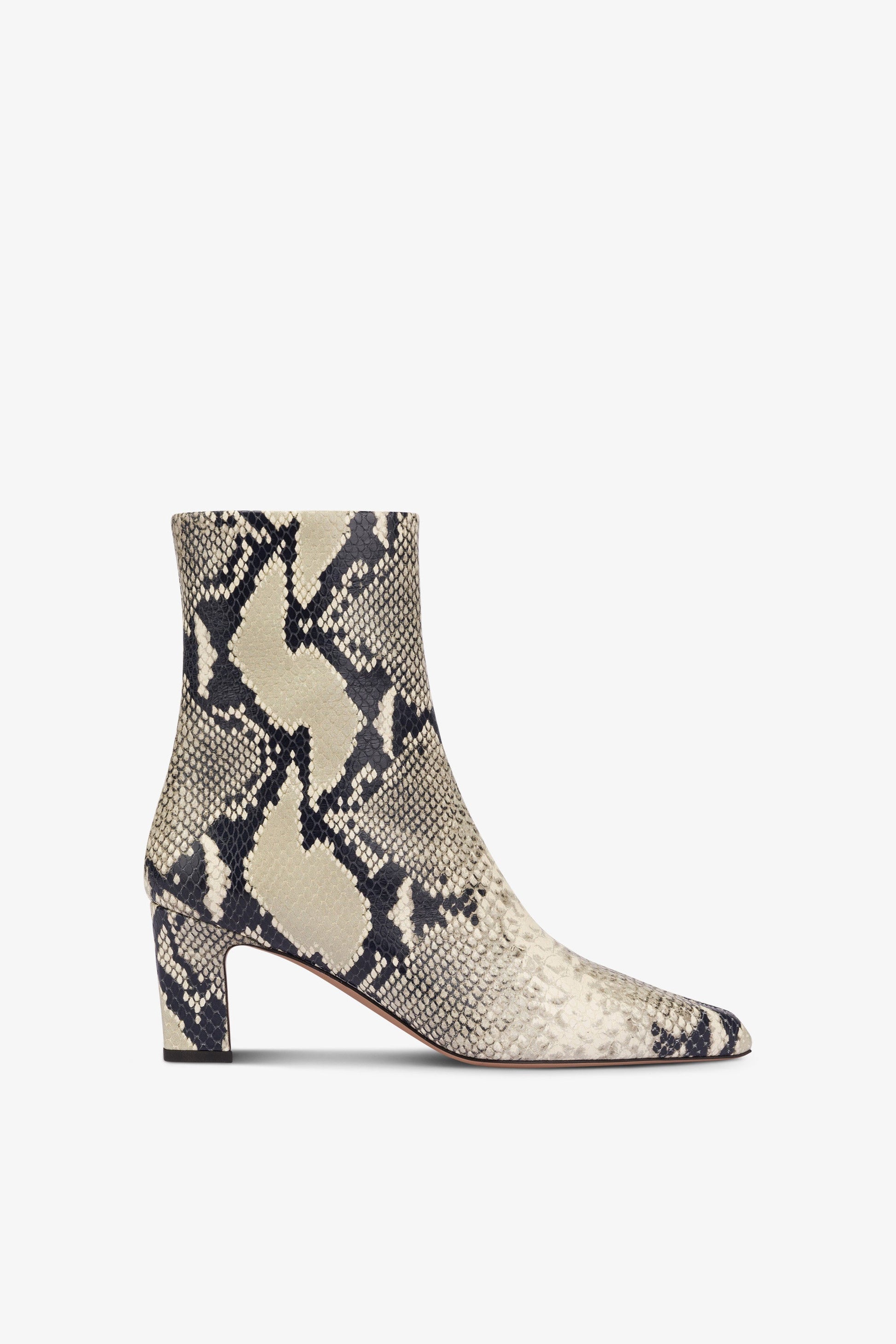 Spitz zulaufende Stiefeletten aus naturfarbenem Leder mit Python-Print