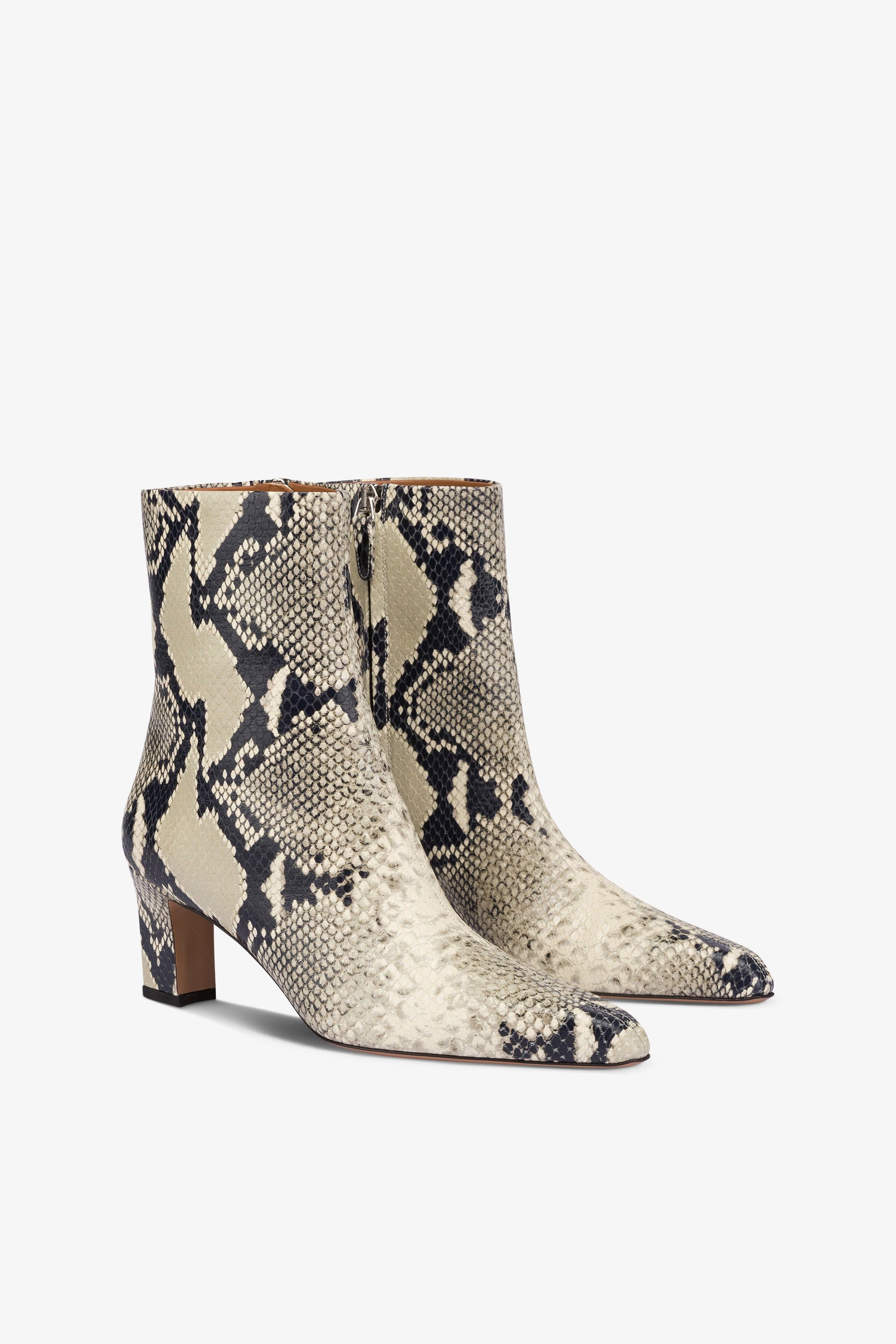 Spitz zulaufende Stiefeletten aus naturfarbenem Leder mit Python-Print