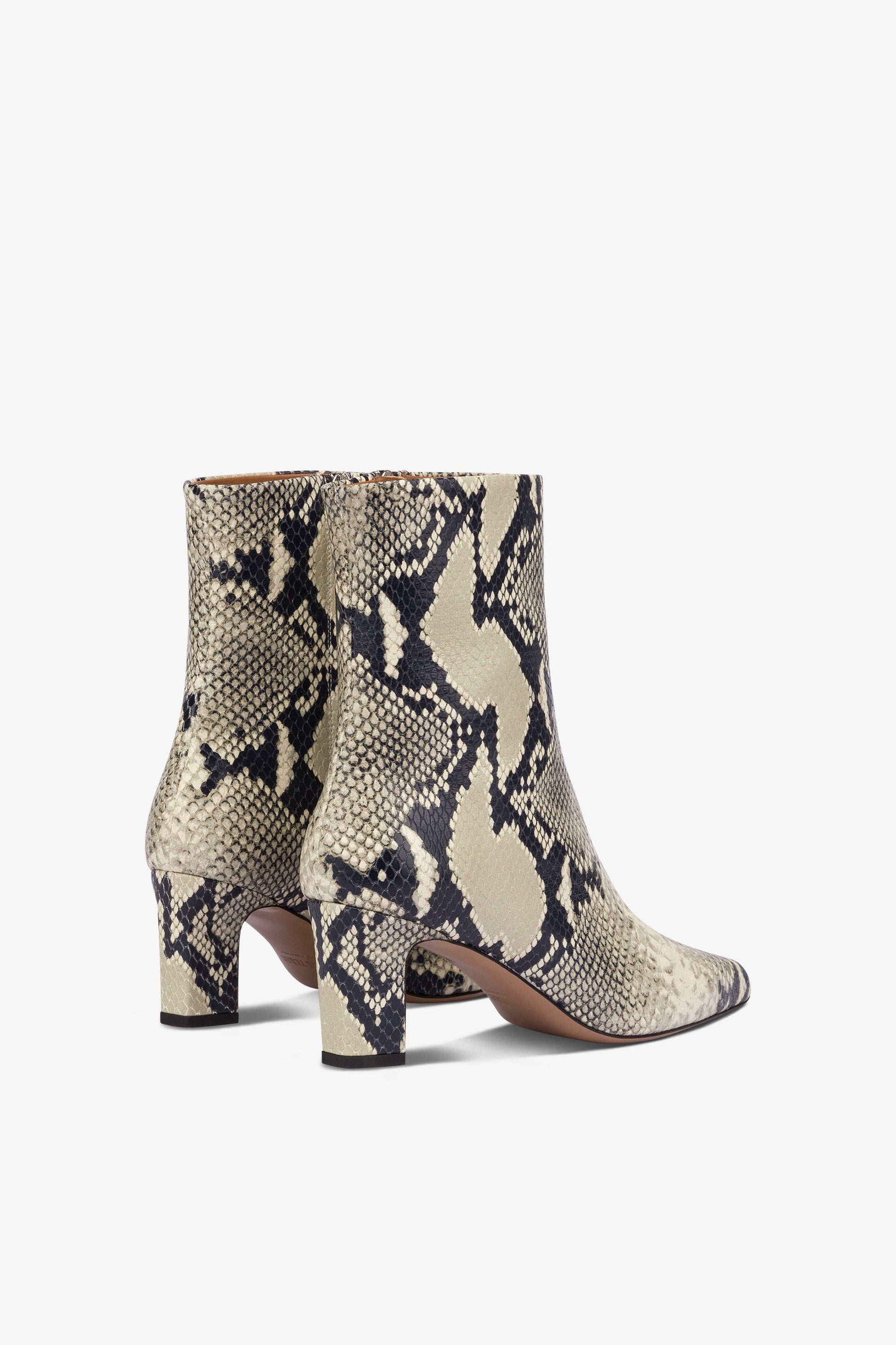 Spitz zulaufende Stiefeletten aus naturfarbenem Leder mit Python-Print