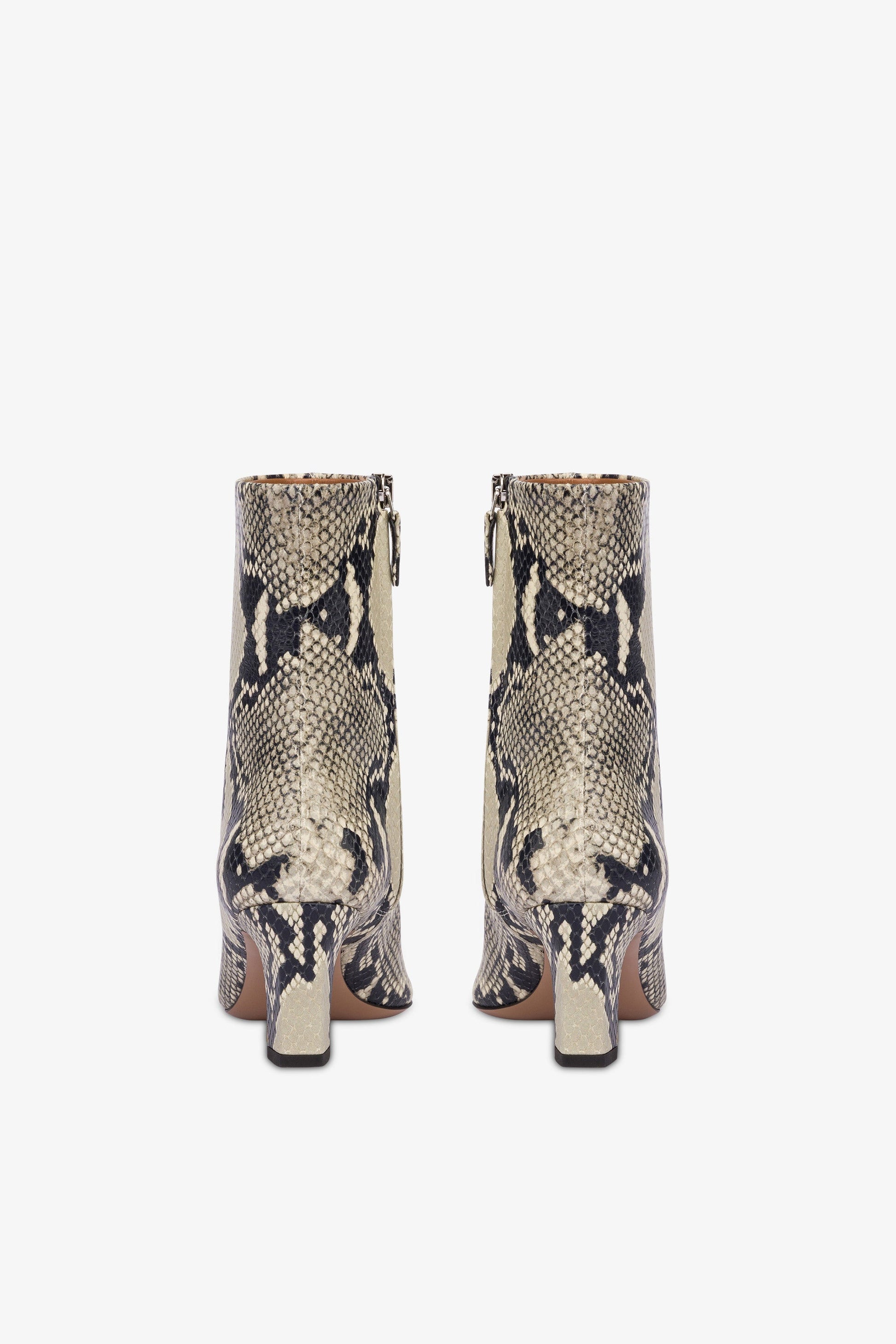 Spitz zulaufende Stiefeletten aus naturfarbenem Leder mit Python-Print