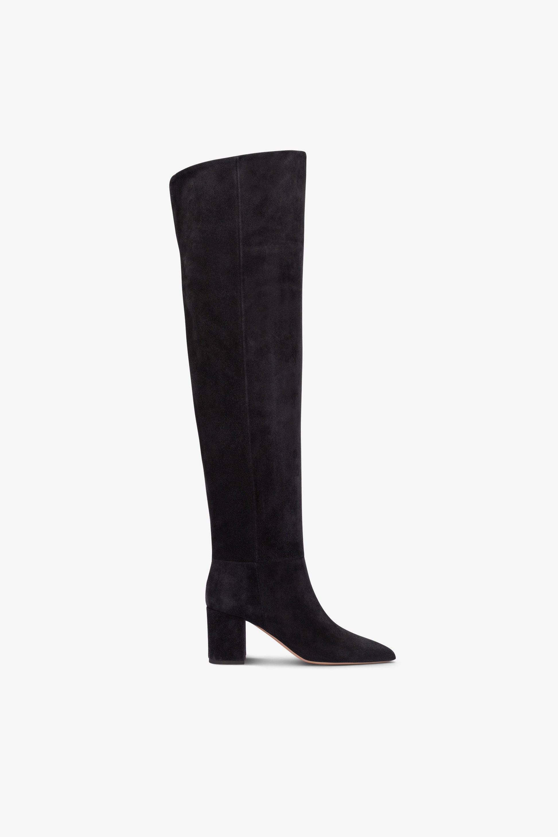 Bottes longues et pointues en cuir suede noir.