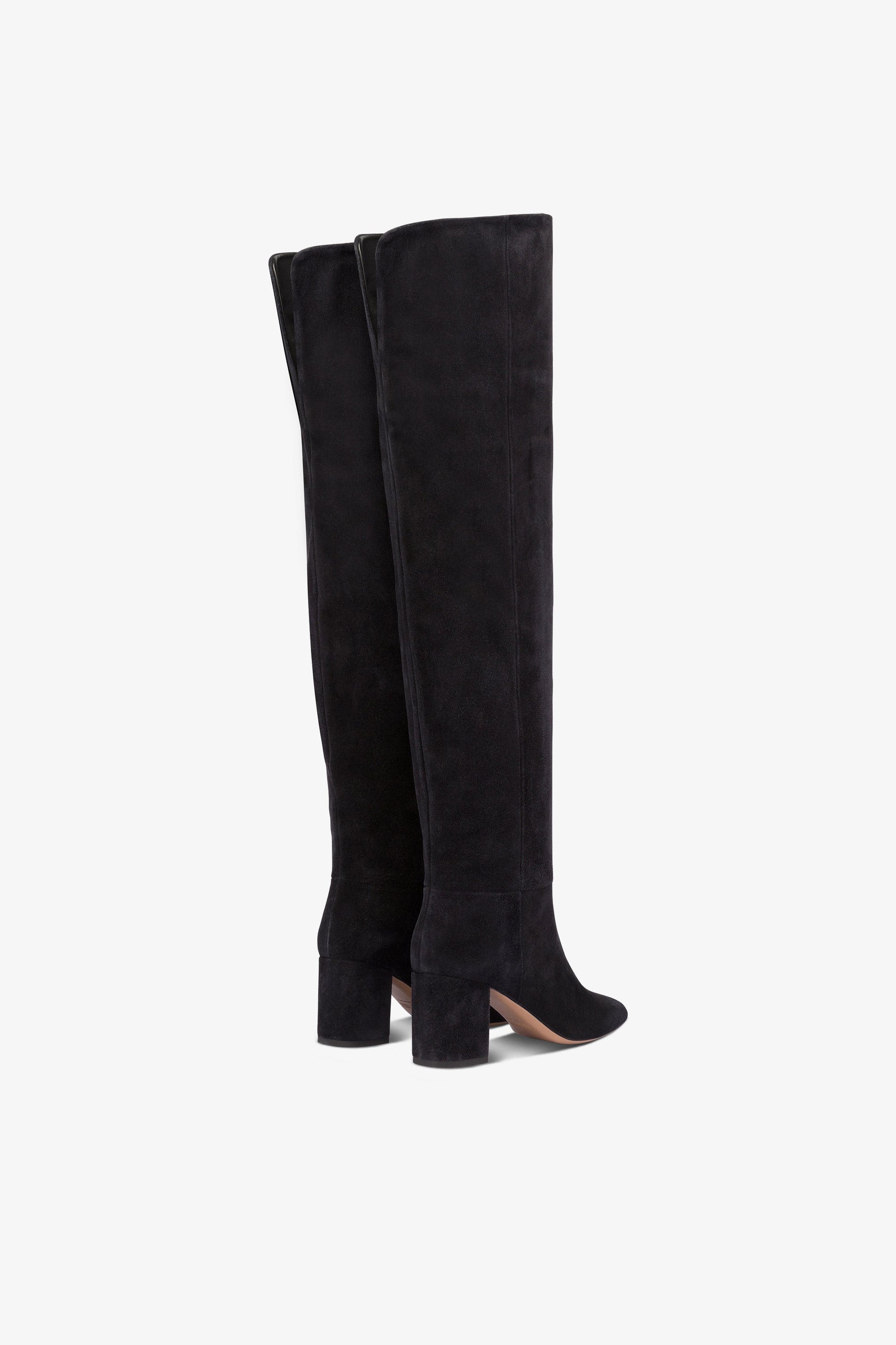 Bottes longues et pointues en cuir suede noir.