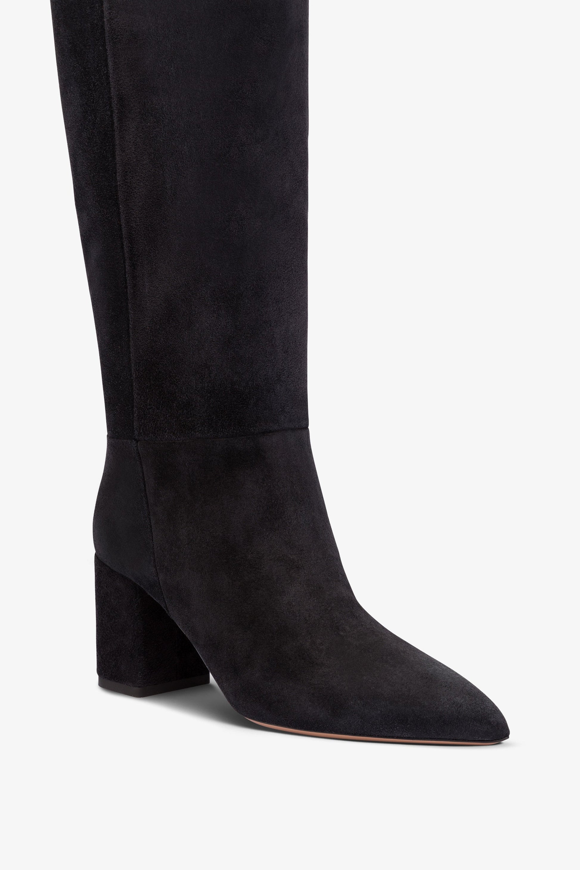 Bottes longues et pointues en cuir suede noir.