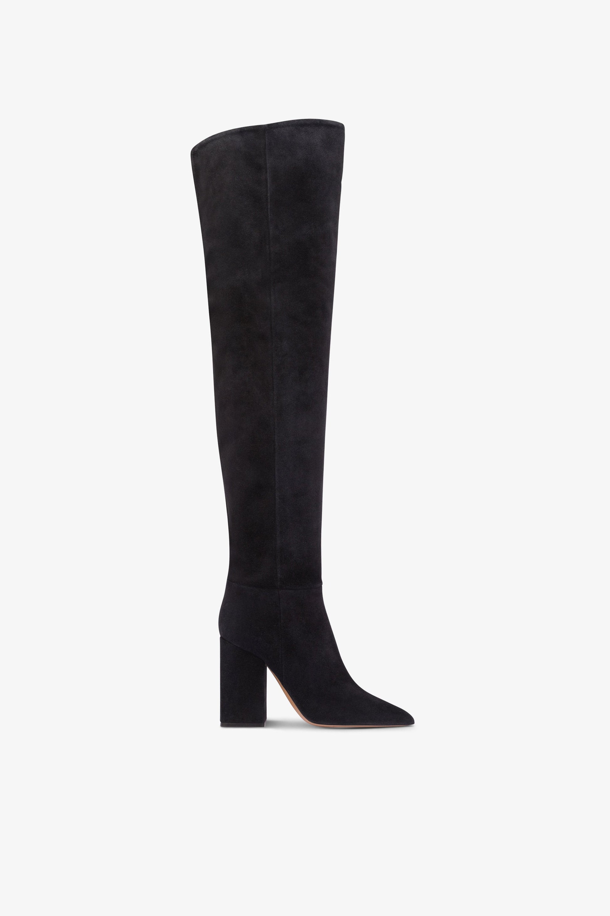 Bottes longues et pointues, montees sur le genou, en cuir suede souple noir casse