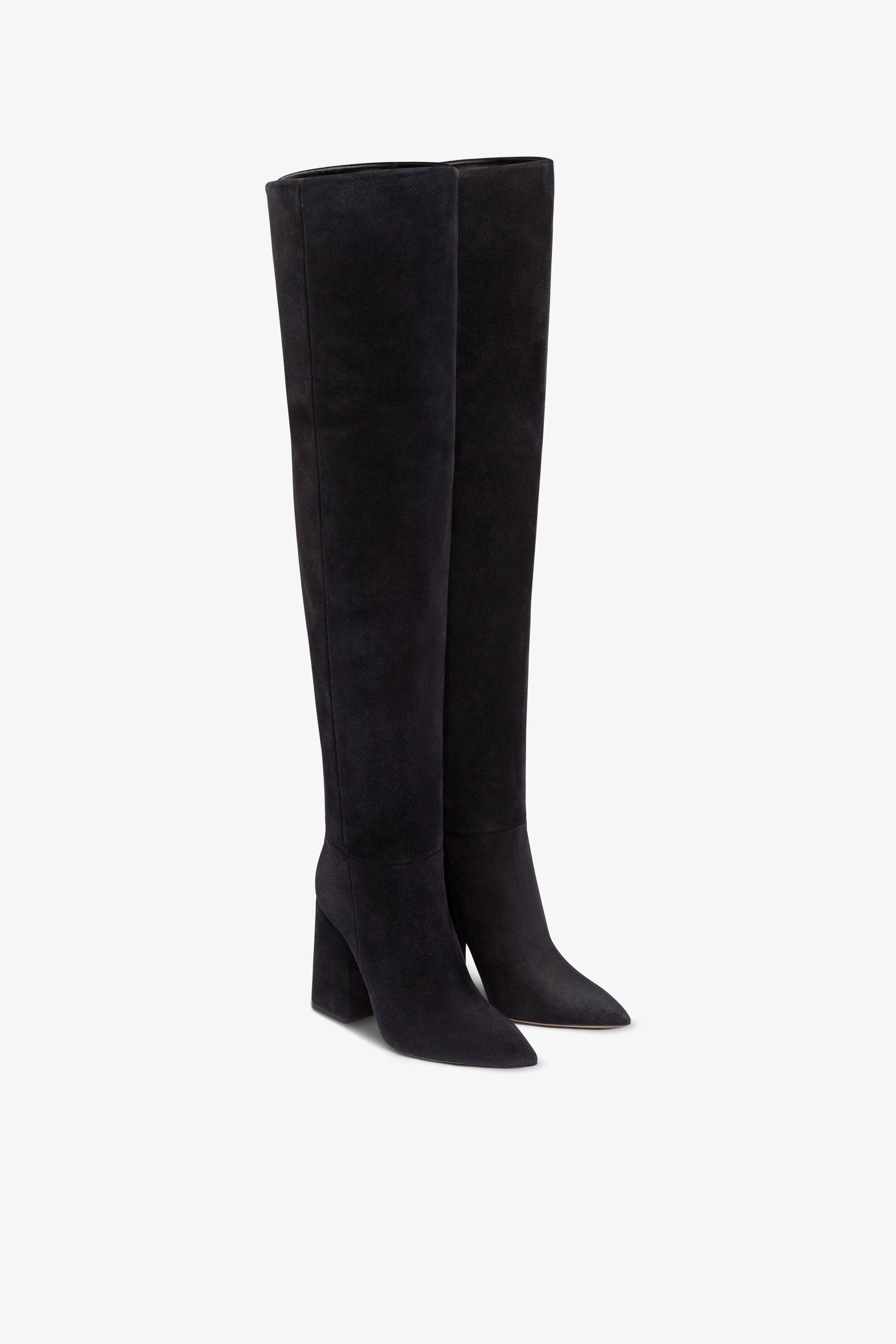 Bottes longues et pointues, montees sur le genou, en cuir suede souple noir casse