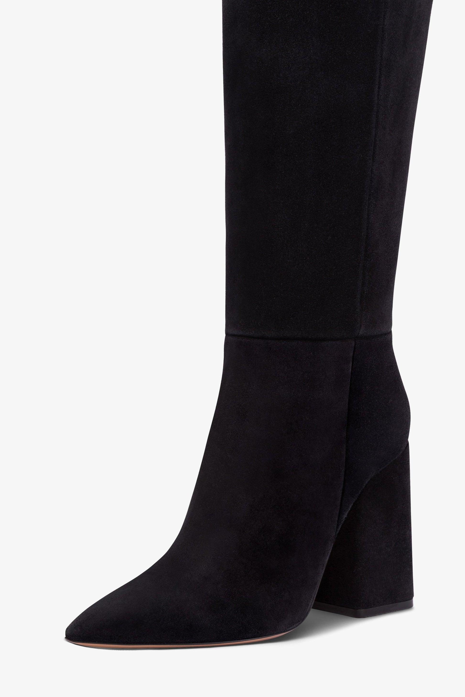 Bottes longues et pointues, montees sur le genou, en cuir suede souple noir casse