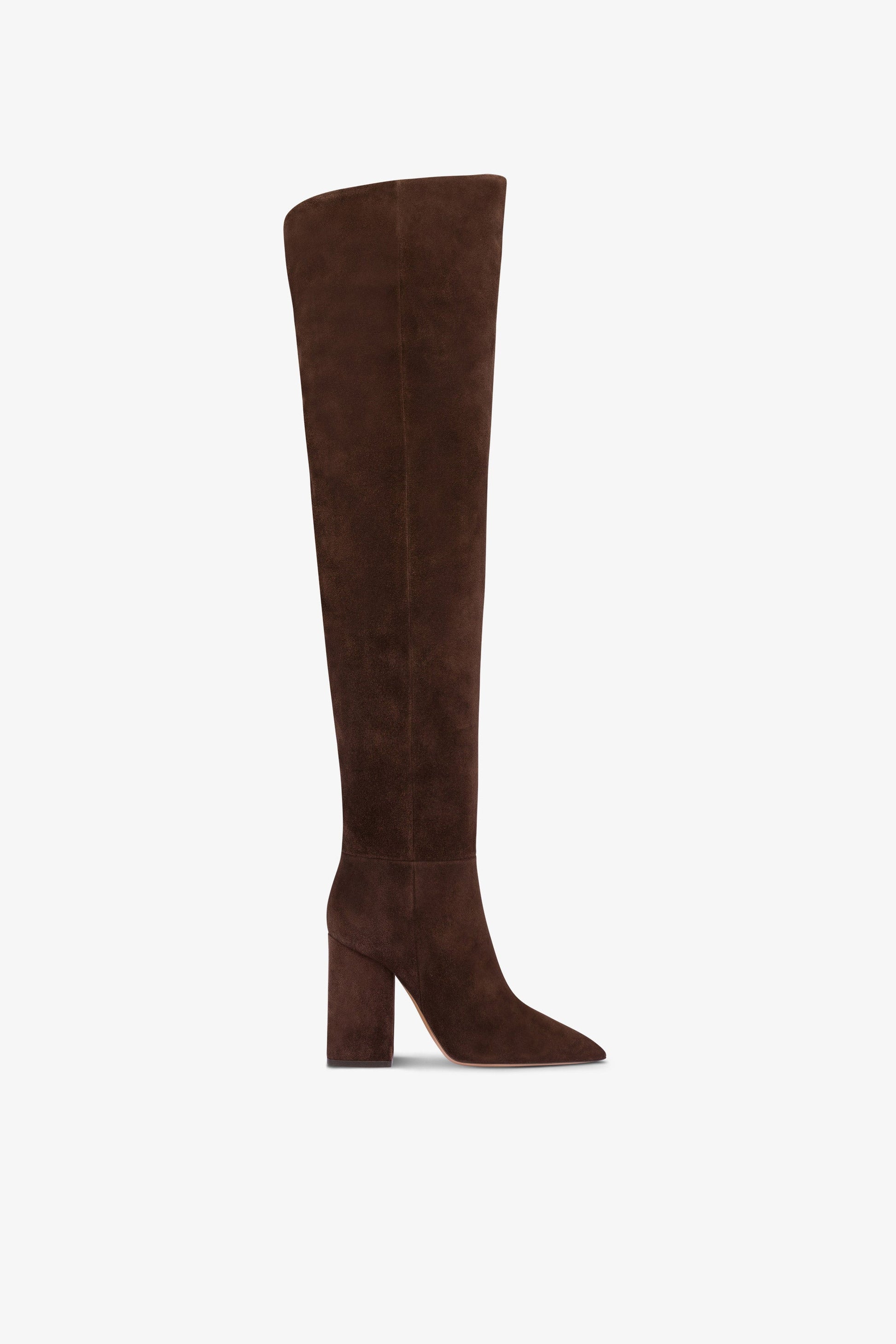 Bottes longues et pointues en cuir suede doux et poivre, montees sur le genou