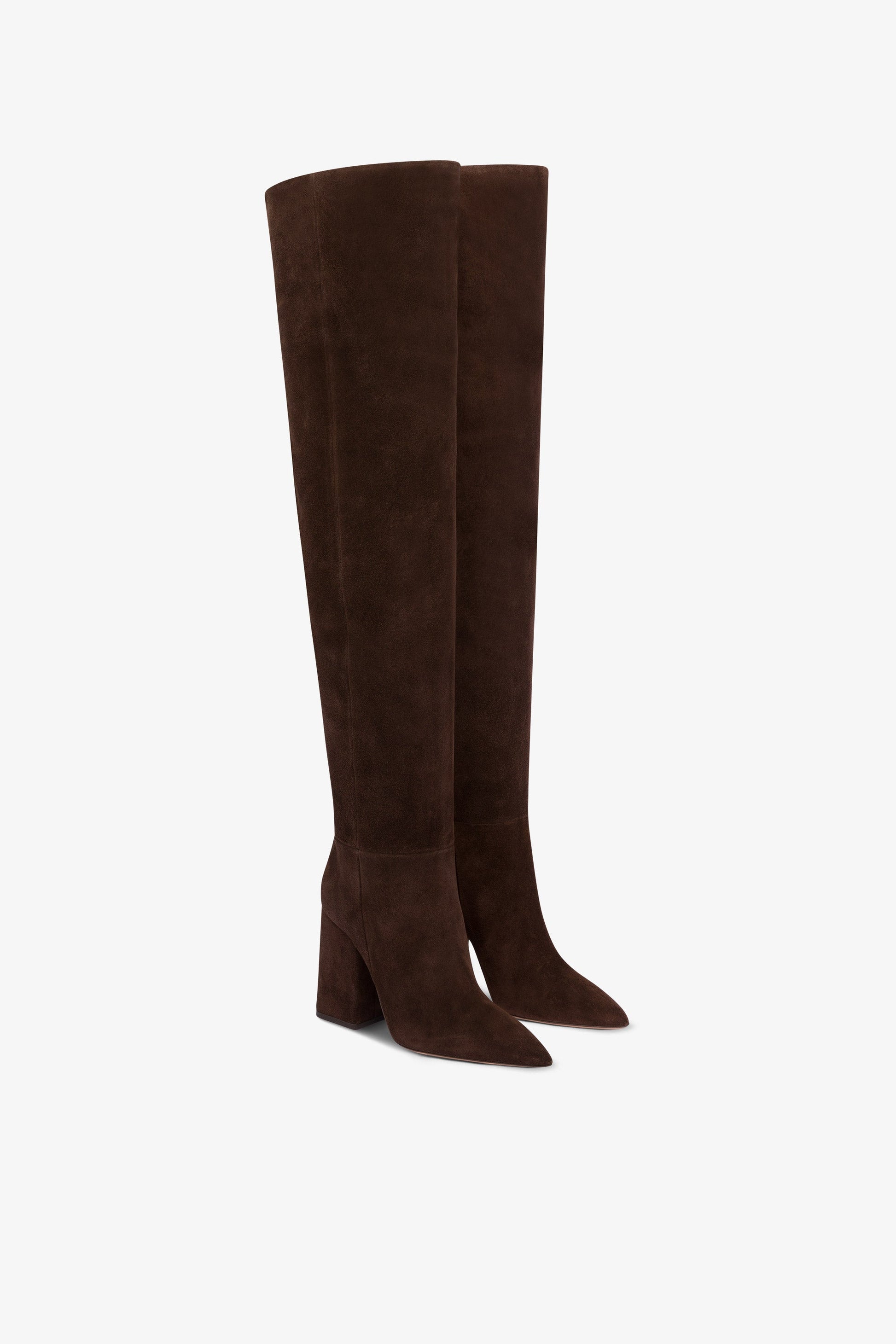 Bottes longues et pointues en cuir suede doux et poivre, montees sur le genou