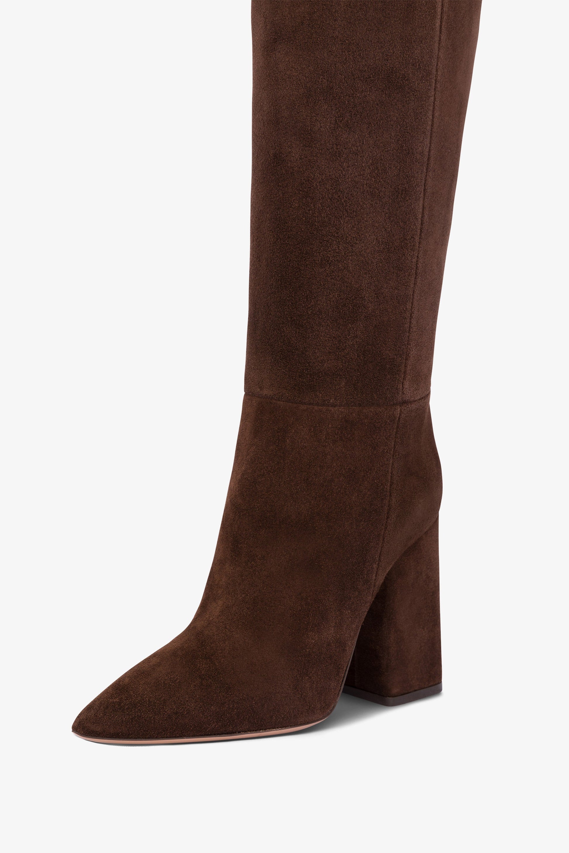 Bottes longues et pointues en cuir suede doux et poivre, montees sur le genou