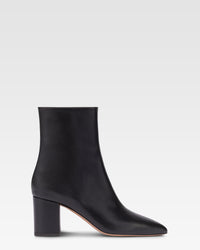 Pointed ankle boots in smooth black leather — Black