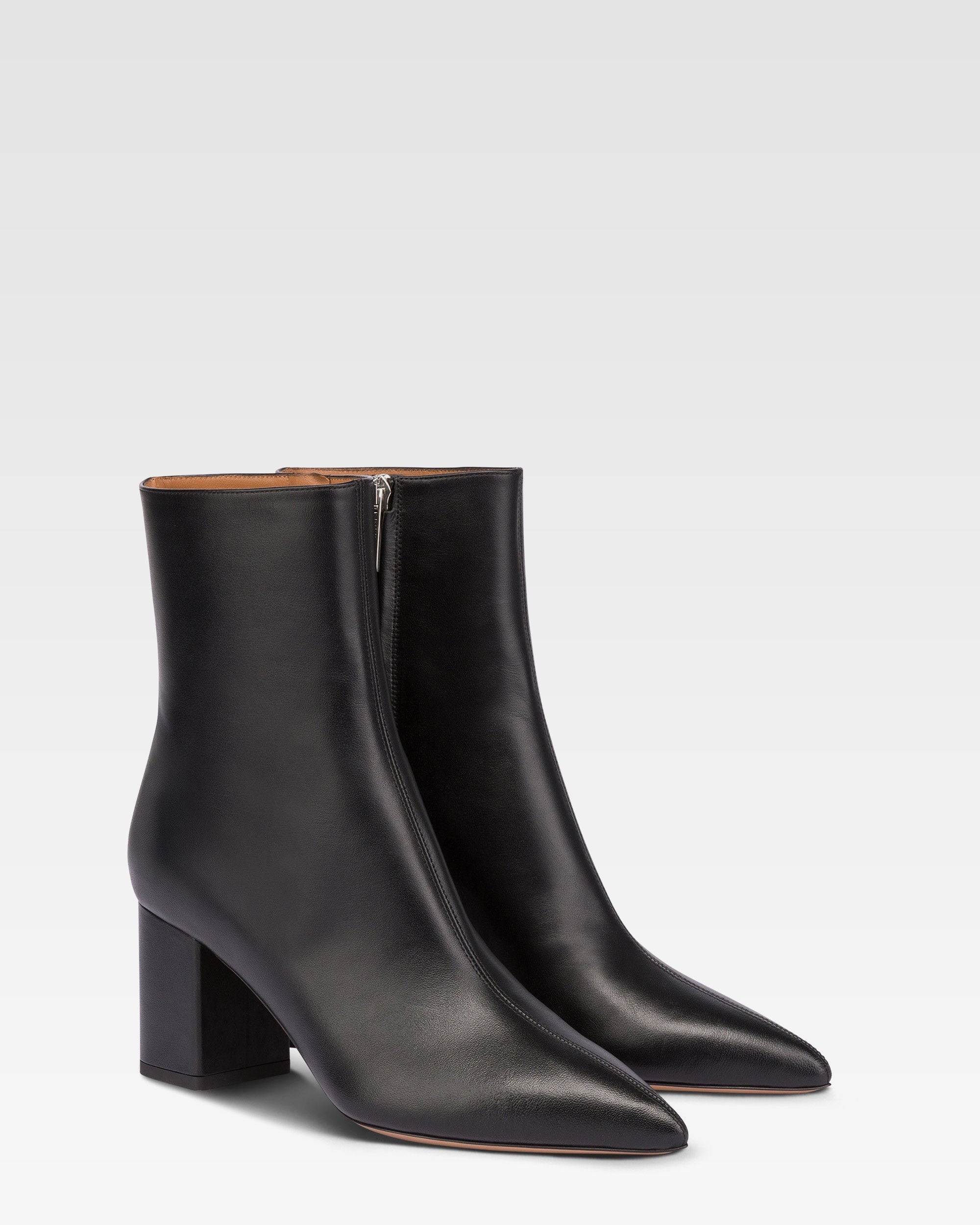 Pointed ankle boots in smooth black leather