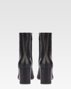 Pointed ankle boots in smooth black leather