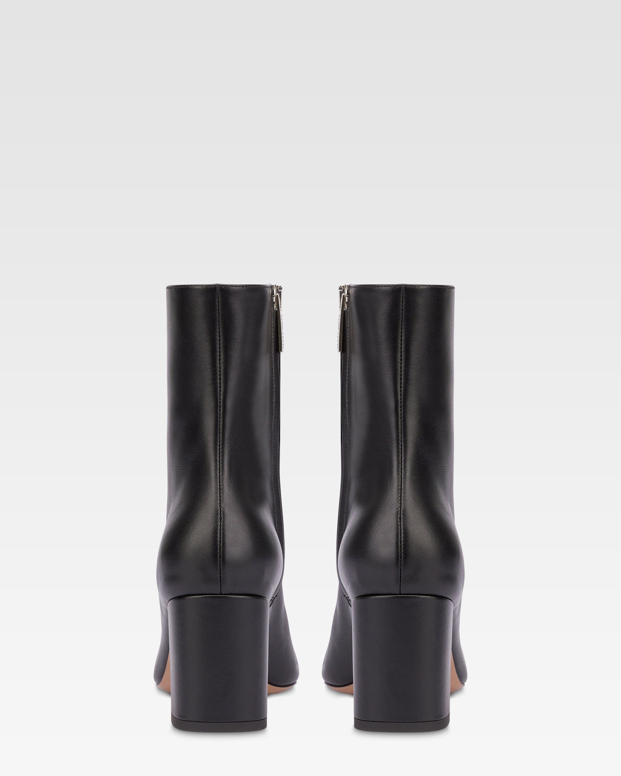 Pointed ankle boots in smooth black leather