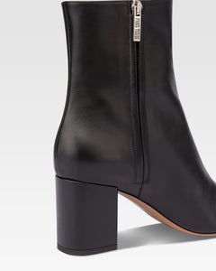 Pointed ankle boots in smooth black leather