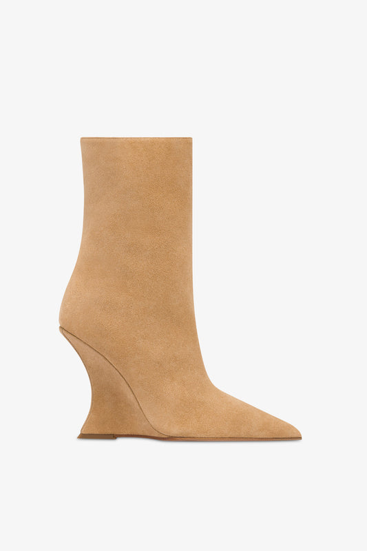 Boots in stone suede leather