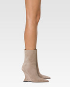 Botas de piel de ante en tono piedra