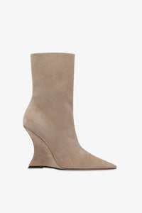 Boots in stone suede leather