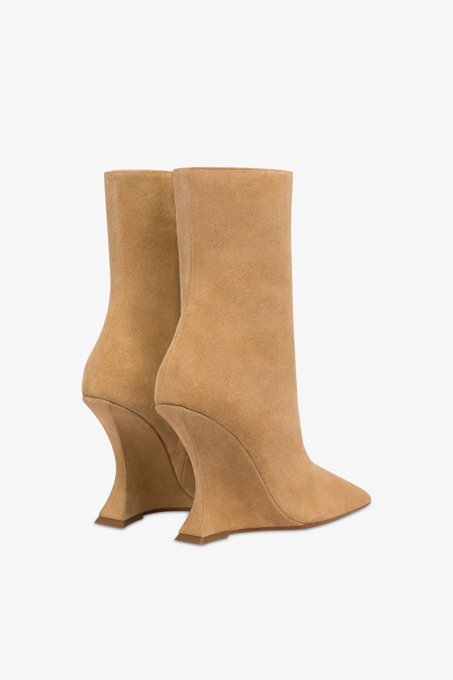 Boots in stone suede leather