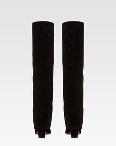 Fold-over boots in black calf suede leather.