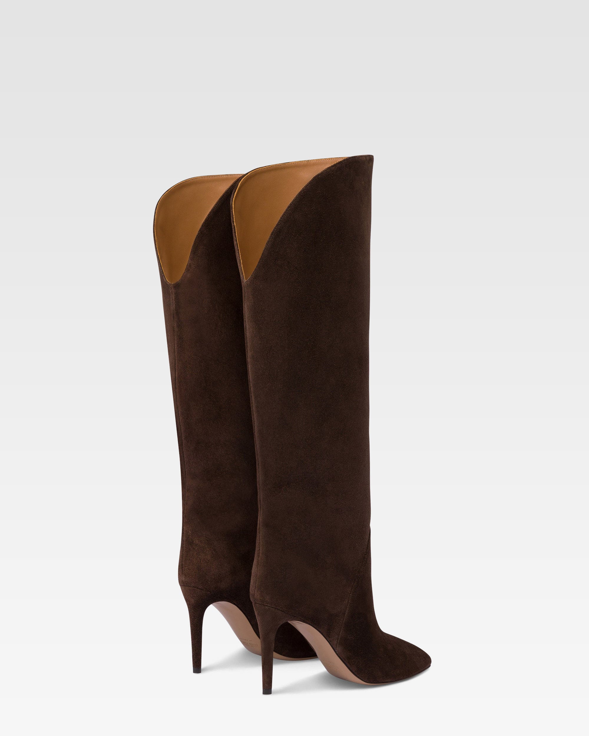 Boots in chocolate suede leather