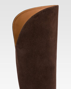 Boots in chocolate suede leather