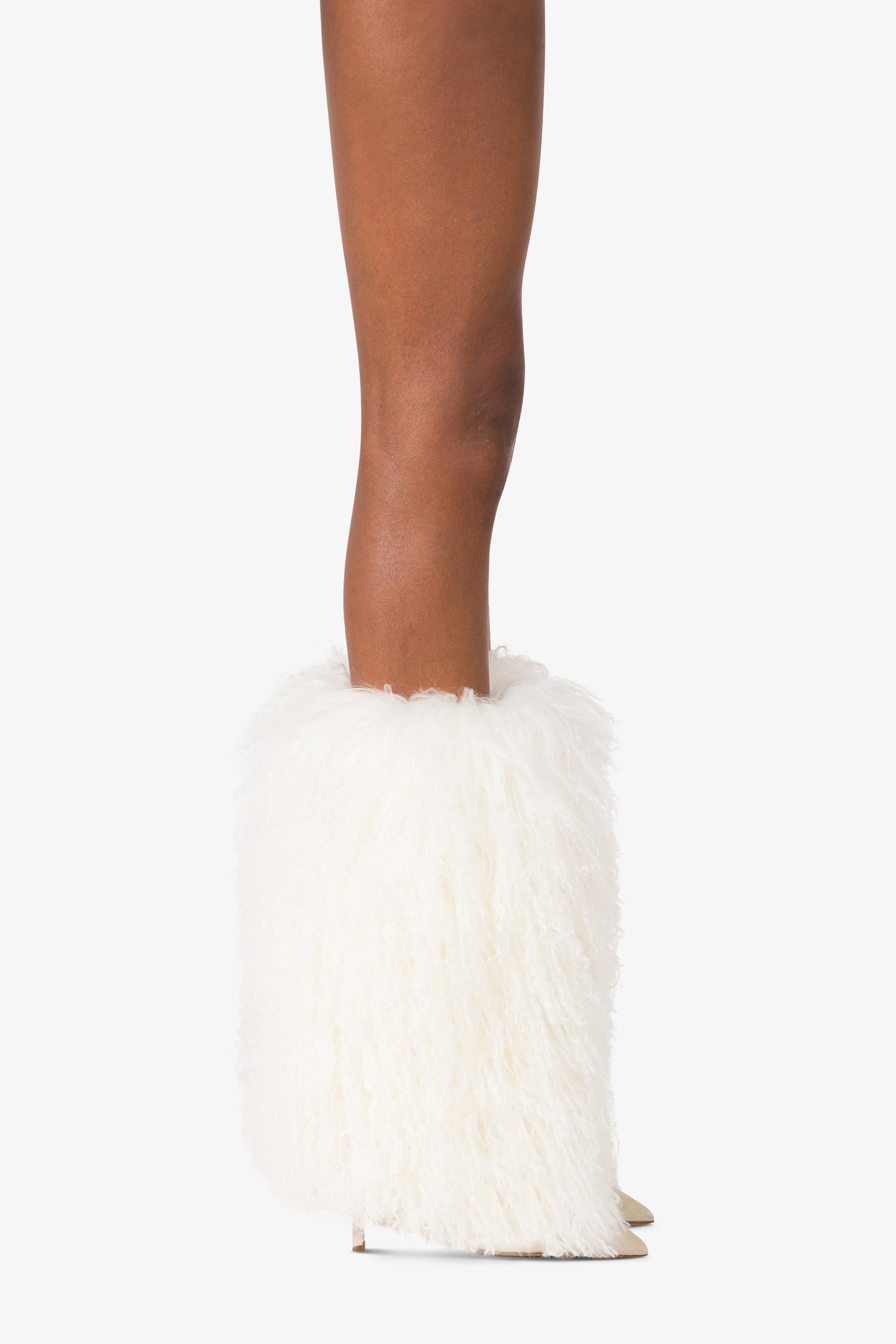 Boots in white faux fur