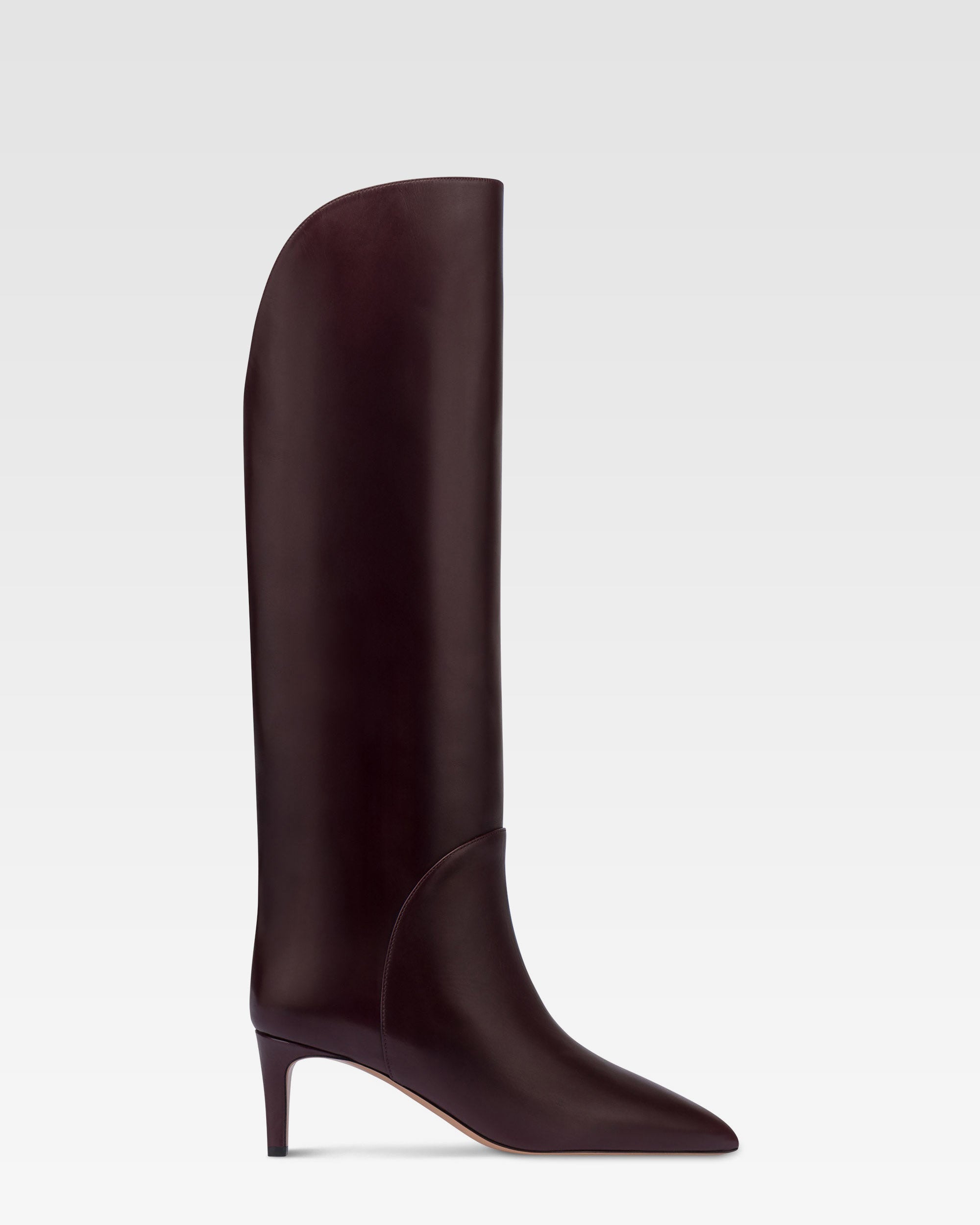 Boots in pinot noir calf leather.