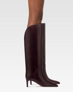 Boots in pinot noir calf leather.