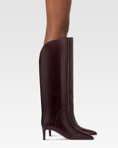 Boots in pinot noir calf leather.