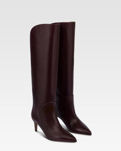 Boots in pinot noir calf leather.