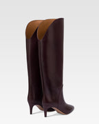 Boots in pinot noir calf leather.