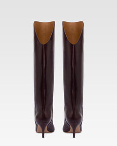 Boots in pinot noir calf leather.