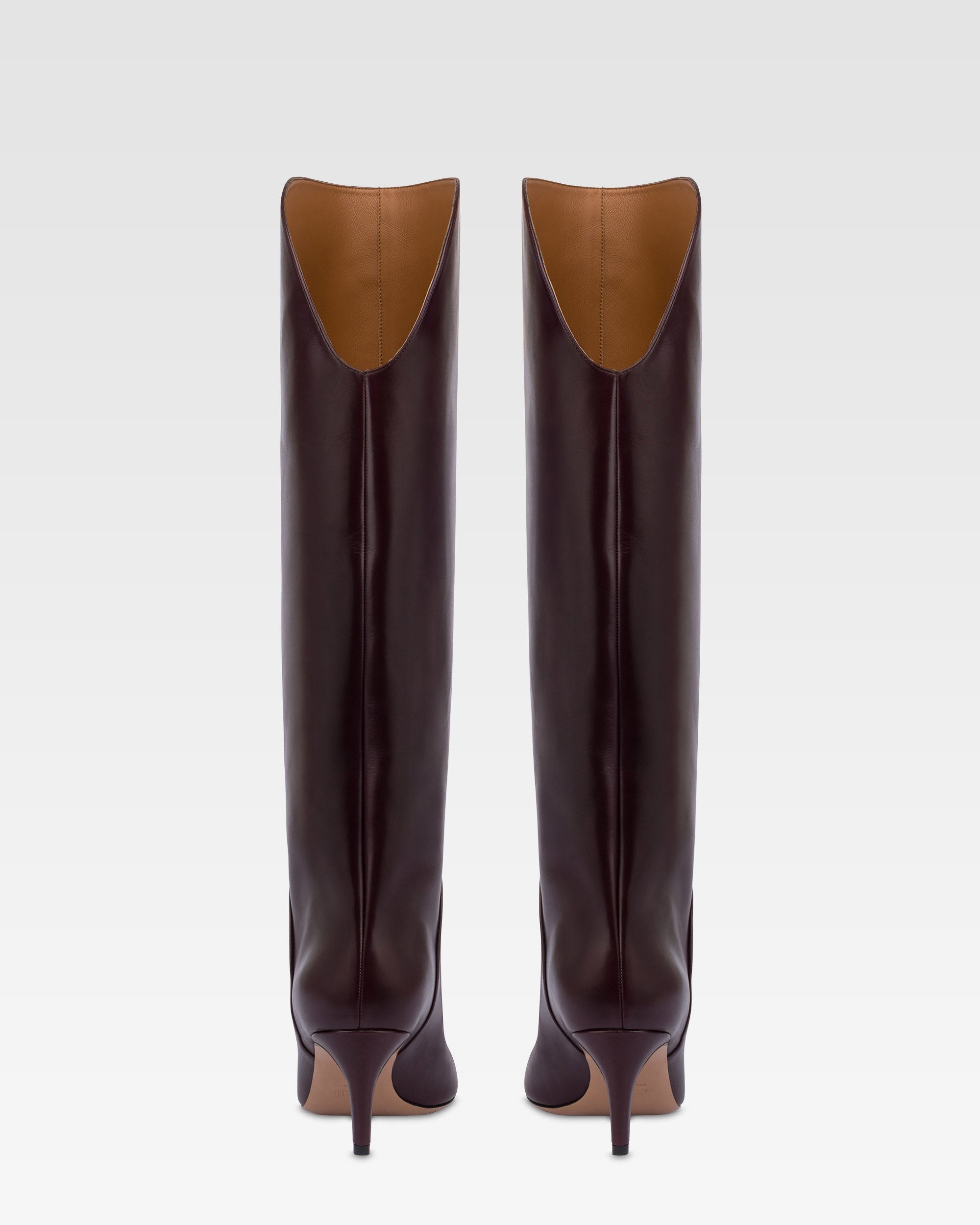 Boots in pinot noir calf leather.