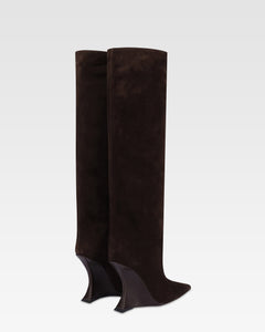Boots in chocolate calf suede leather with lizard print leather heel