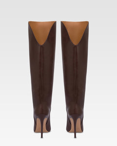 Boots in mocha leather
