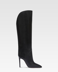 Boots in black leather