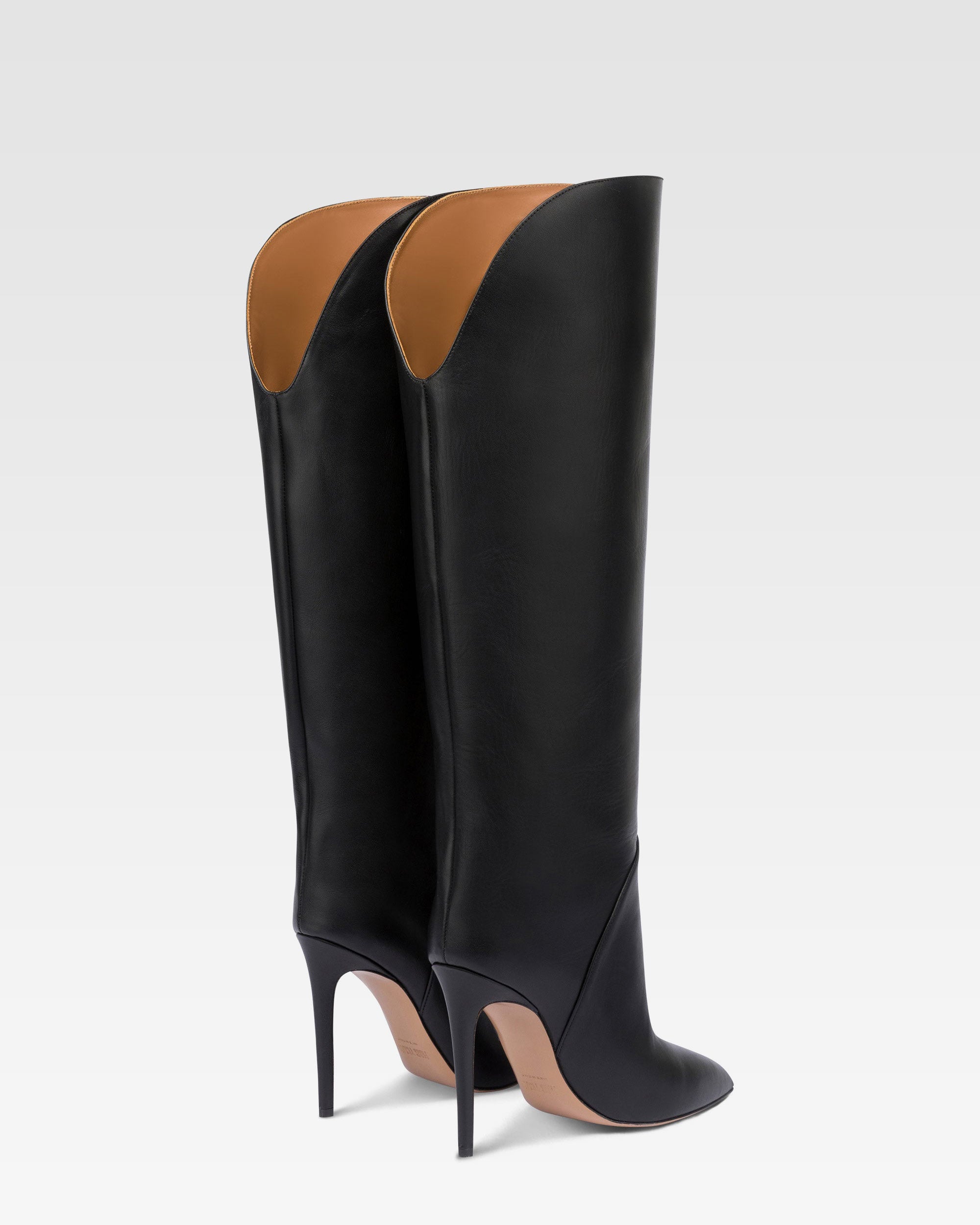 Boots in black leather