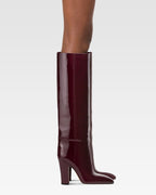 Boots in rouge noir patent leather.