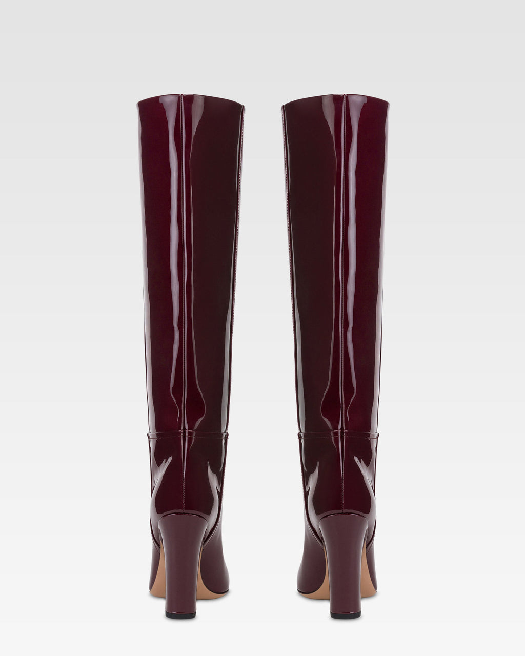 Boots in rouge noir patent leather.