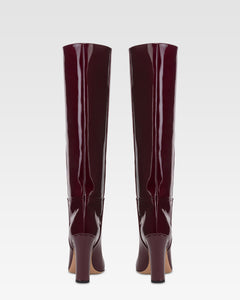Boots in rouge noir patent leather.