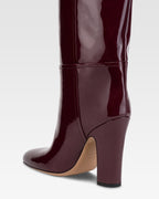 Boots in rouge noir patent leather.