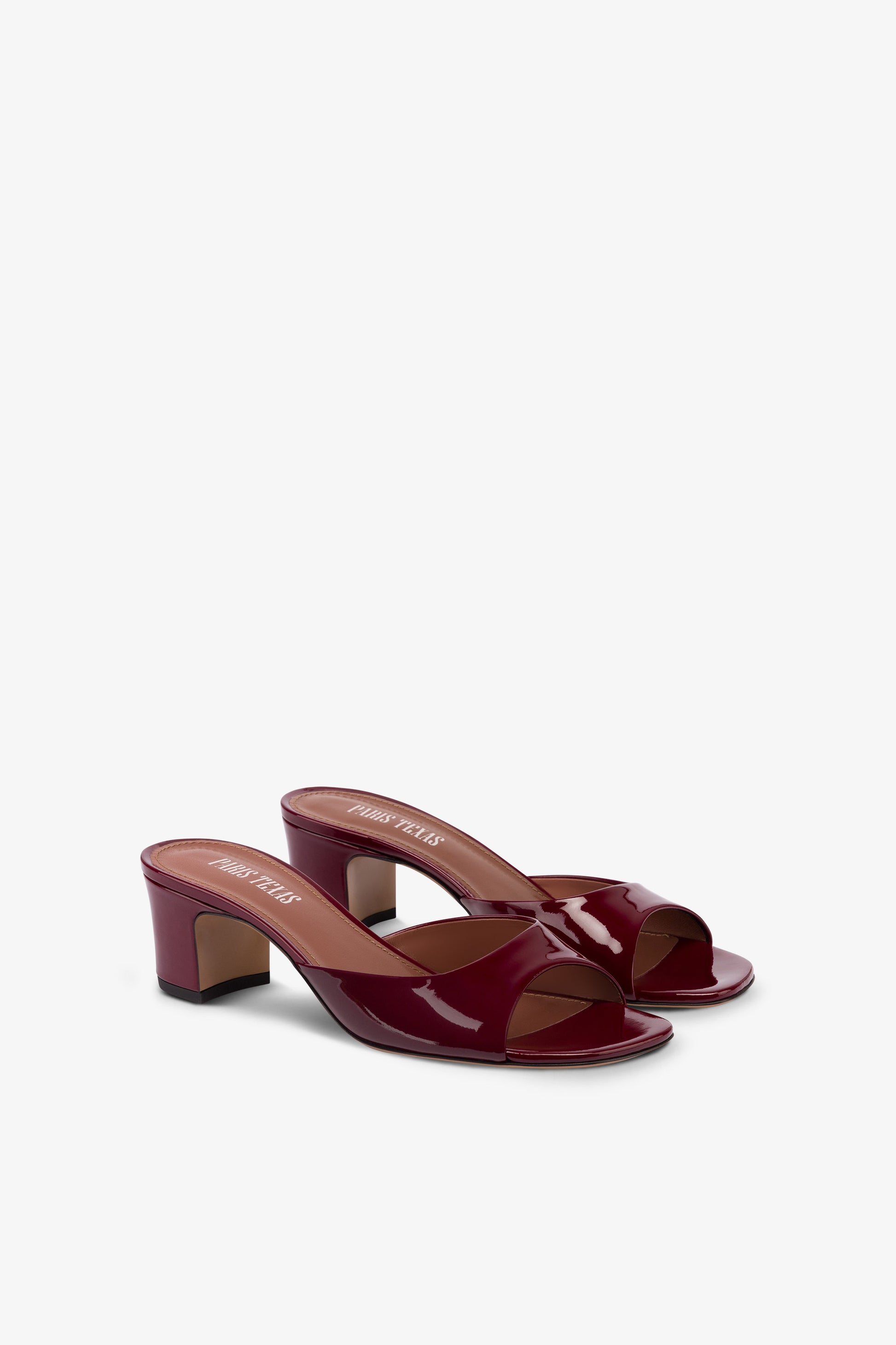 Mules in rouge noir patent leather