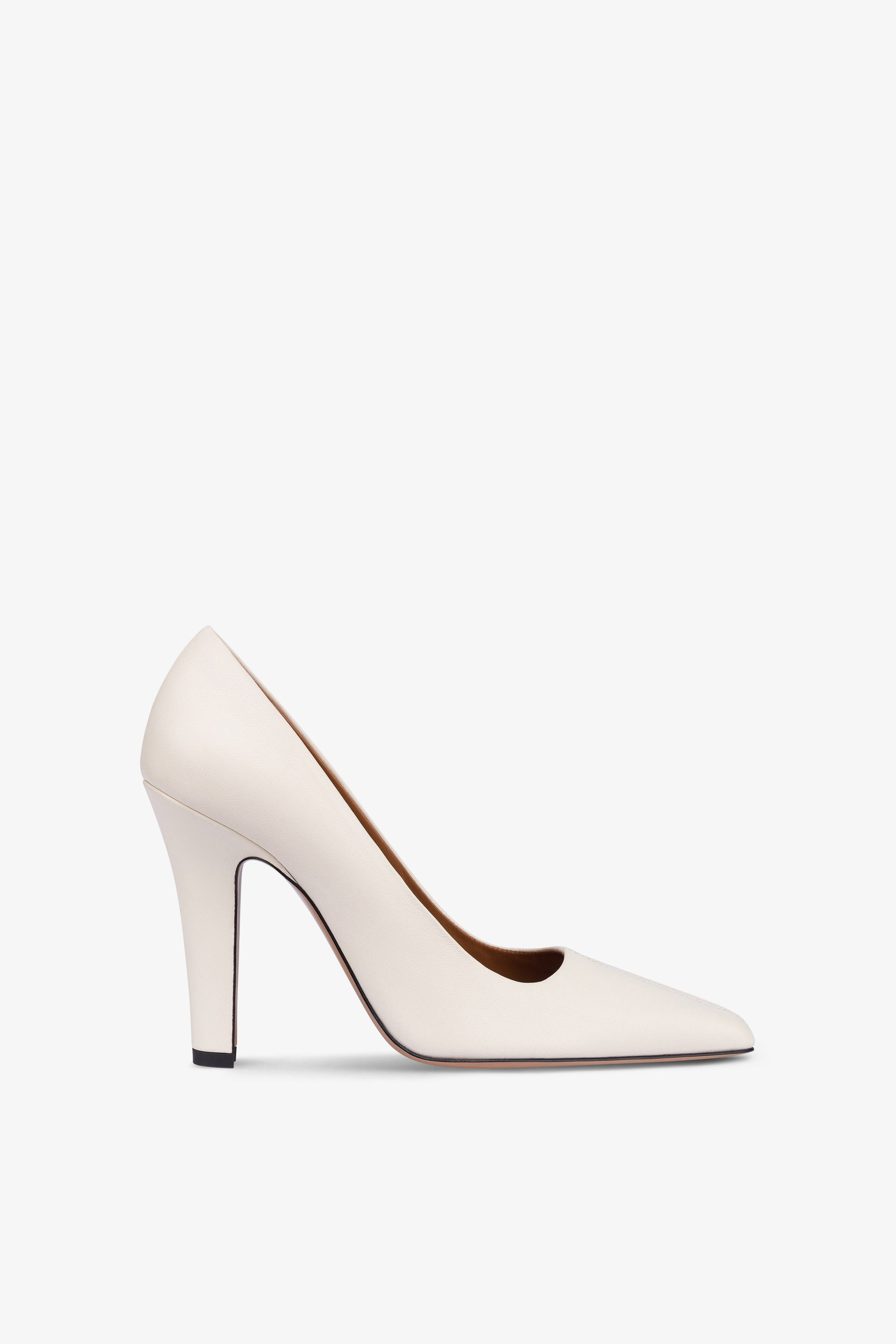 Pumps in off-white leather