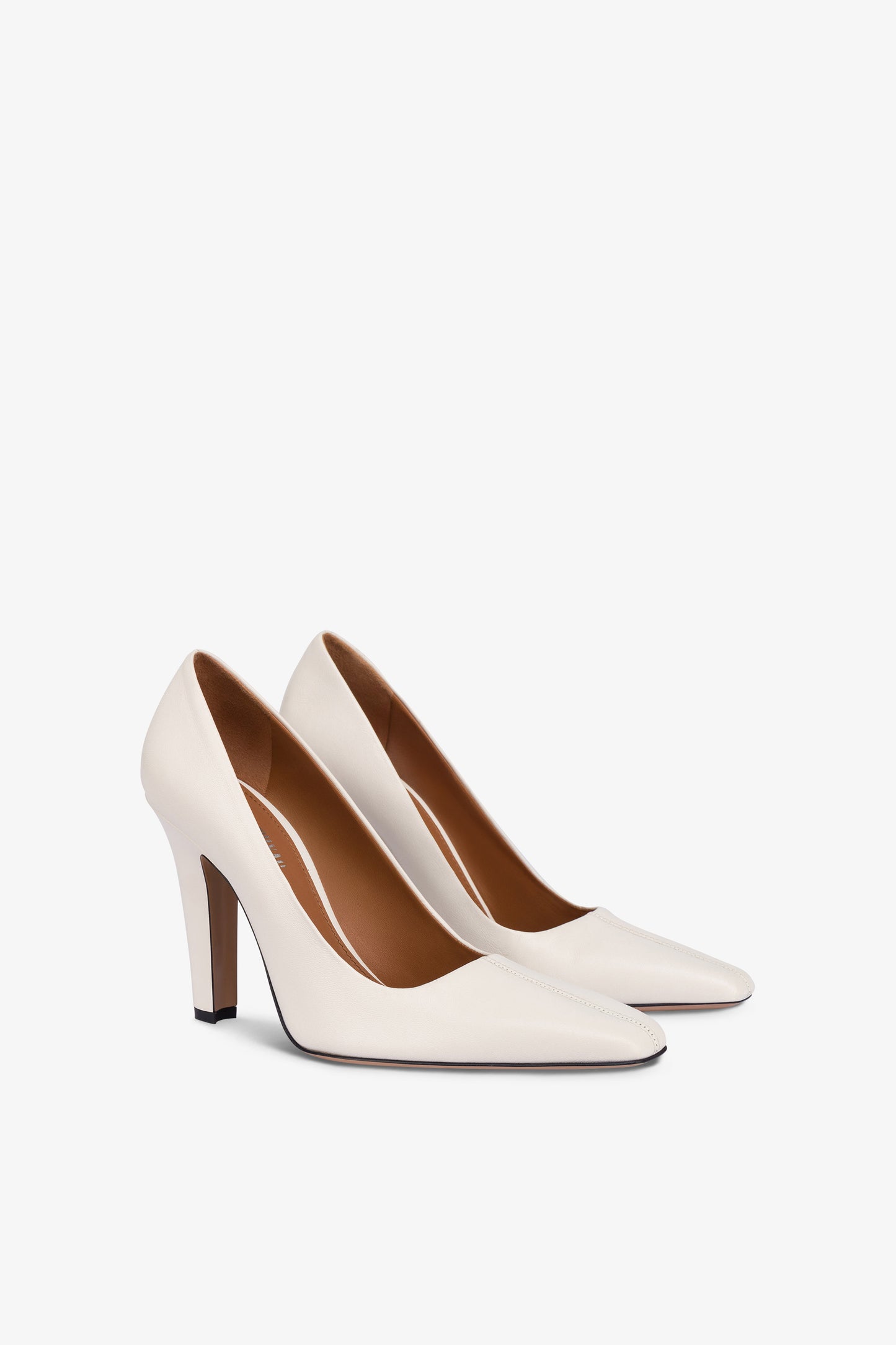 Pumps in off-white leather