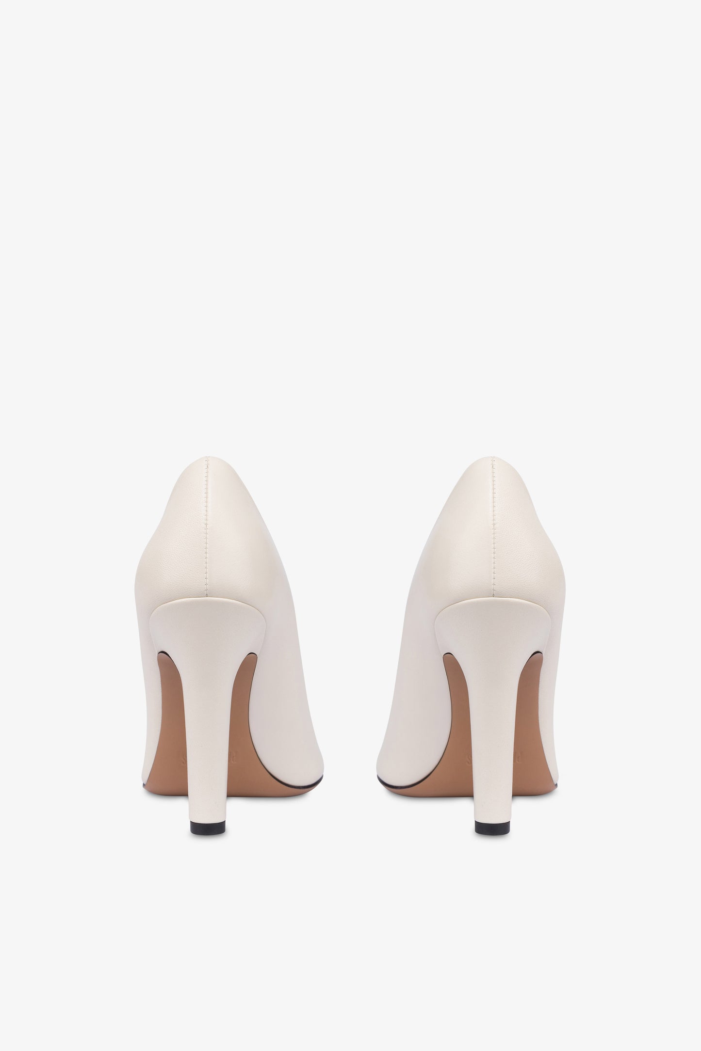 Pumps in off-white leather