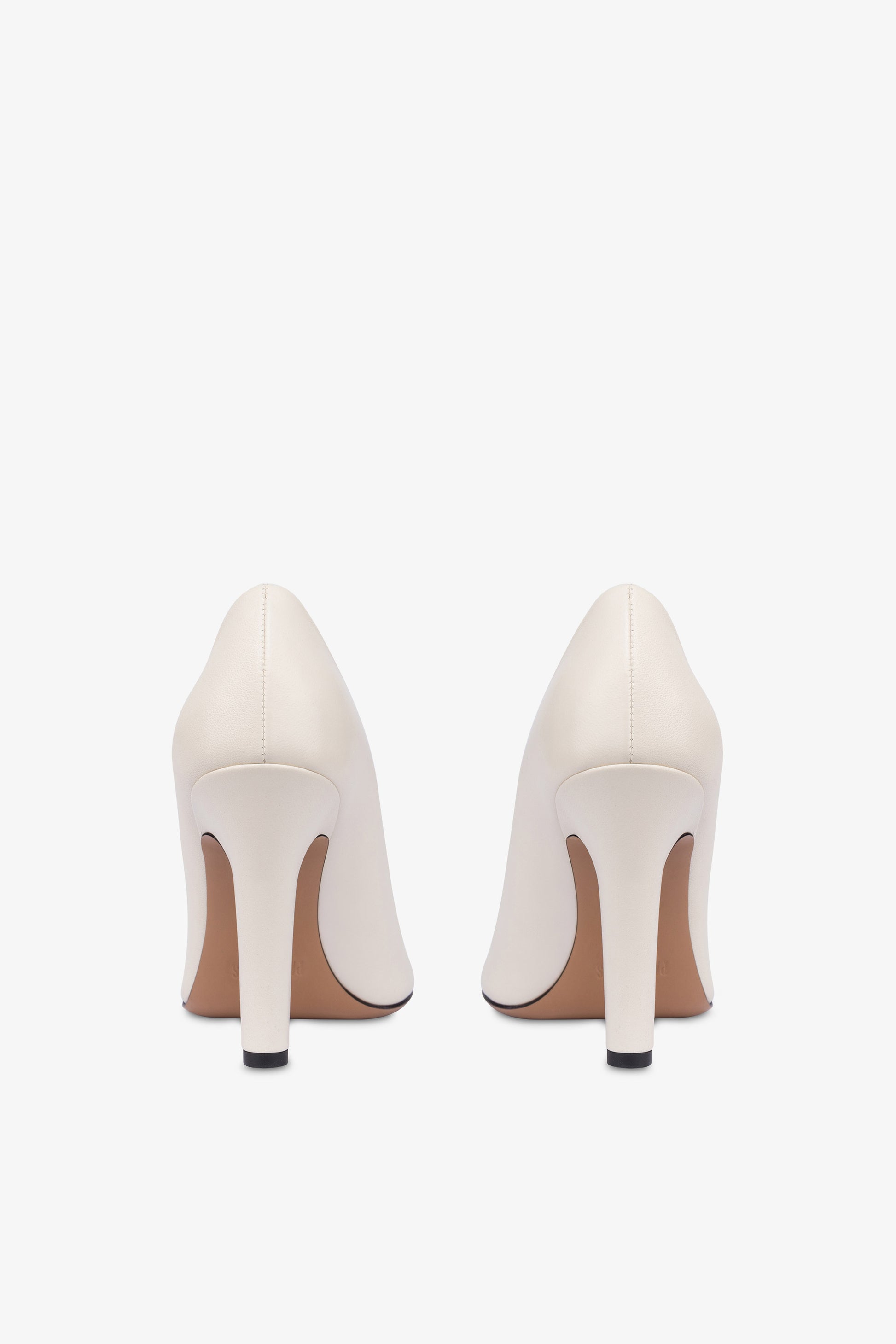 Pumps in off-white leather