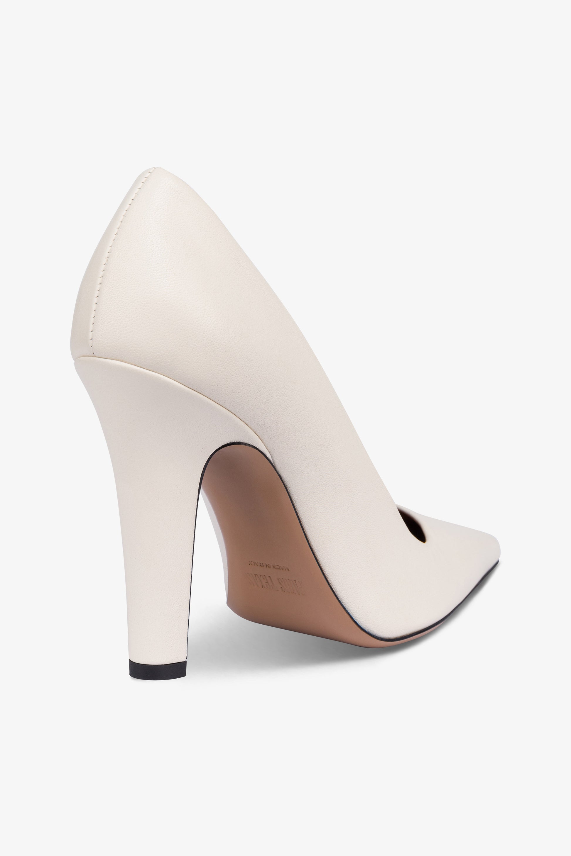 Pumps in off-white leather