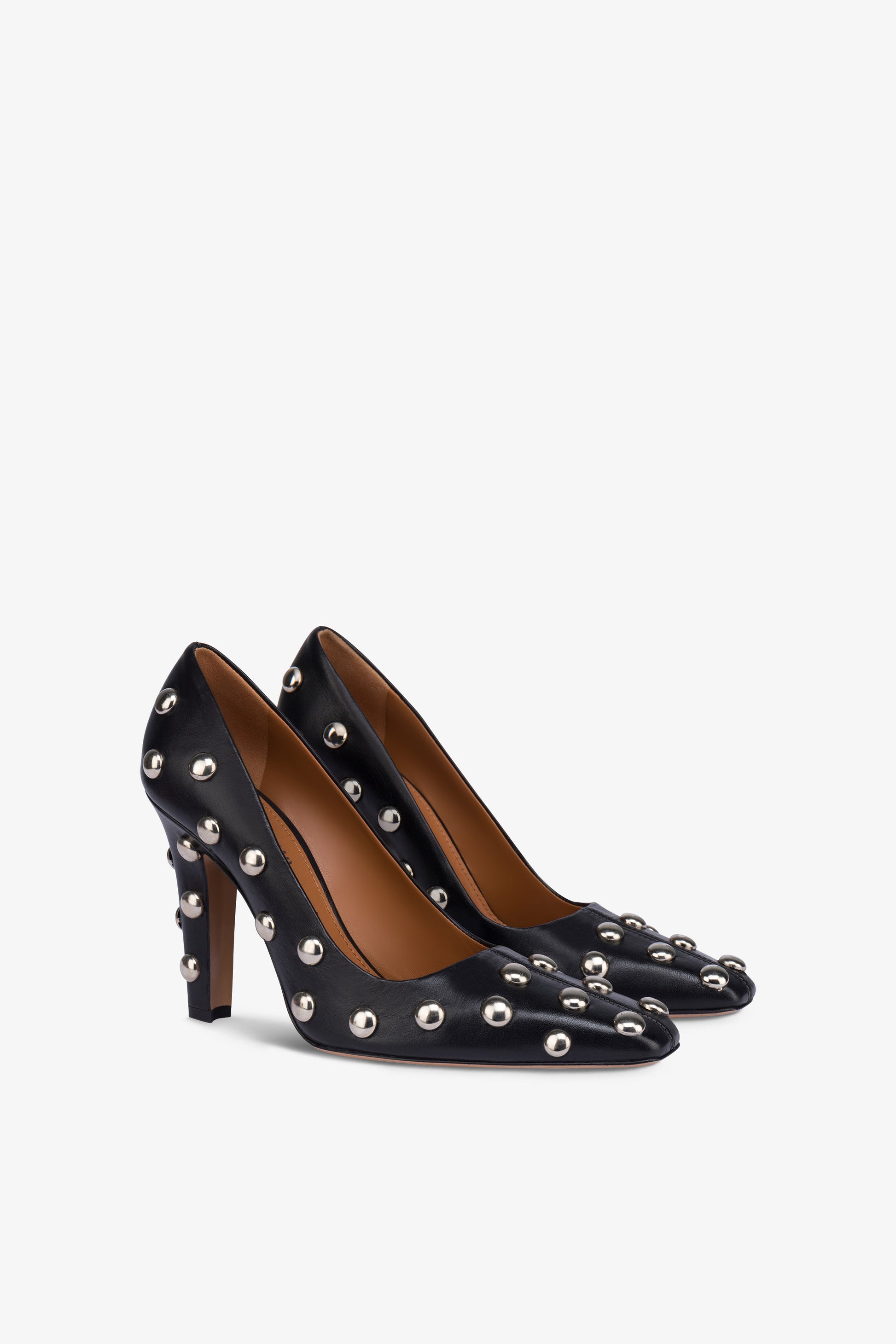 Pumps in nickel-studded black leather