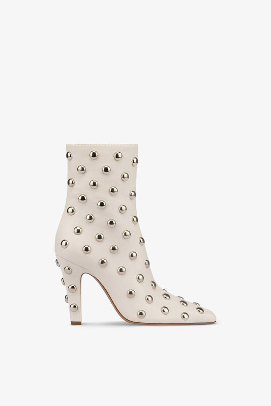 Boots in nickel-studded milk white leather