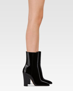 Botines de charol de color negro.